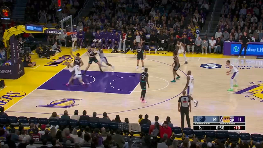 太刺激！慢镜还原东契奇连续逆天三分杀死灰熊，湖人全队欢呼庆祝