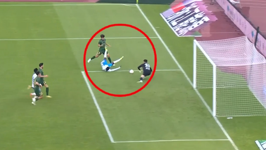 刘浩帆4分钟连遭2次打击：破门被吹随即防守送点，门将赵博奋力扑点为其化解尴尬