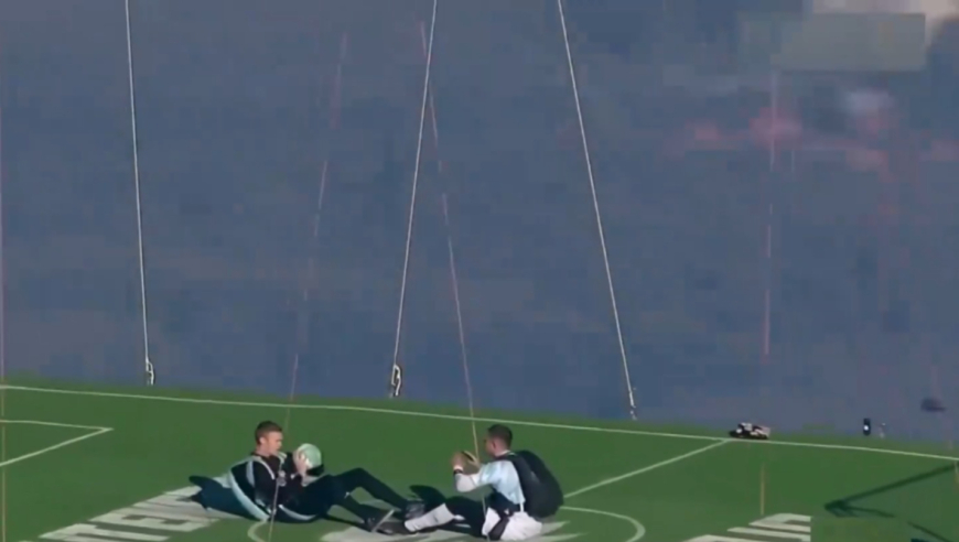云端！俄极限运动员挑战1800米空中足球赛