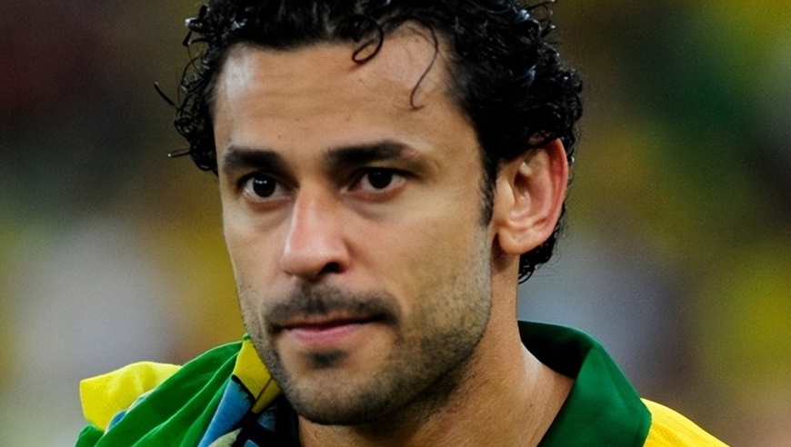 还记得他吗？巴西历史最差9号，被喷出国家队，却直到38岁才退役！