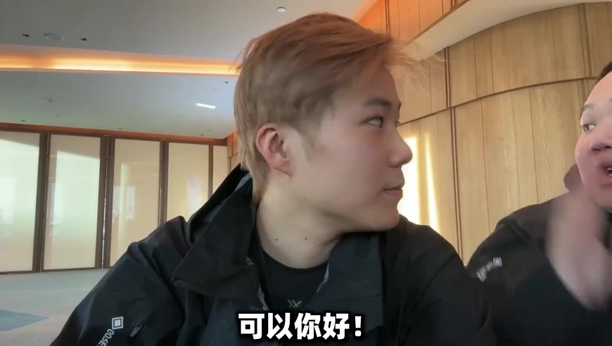 PDD滑雪被女粉认出，结果小狐却破大防！