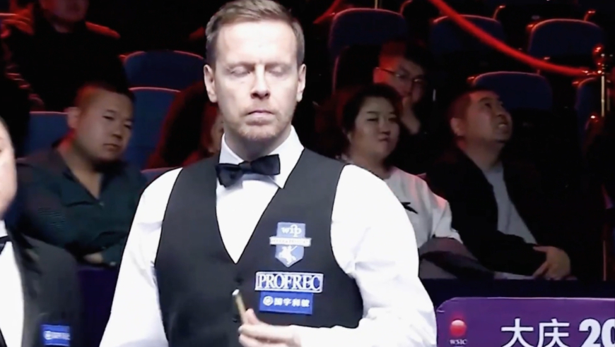 丁俊晖最离谱的失误！母球摔袋他却仍杆离场，好在裁判拦下｜体坛记忆