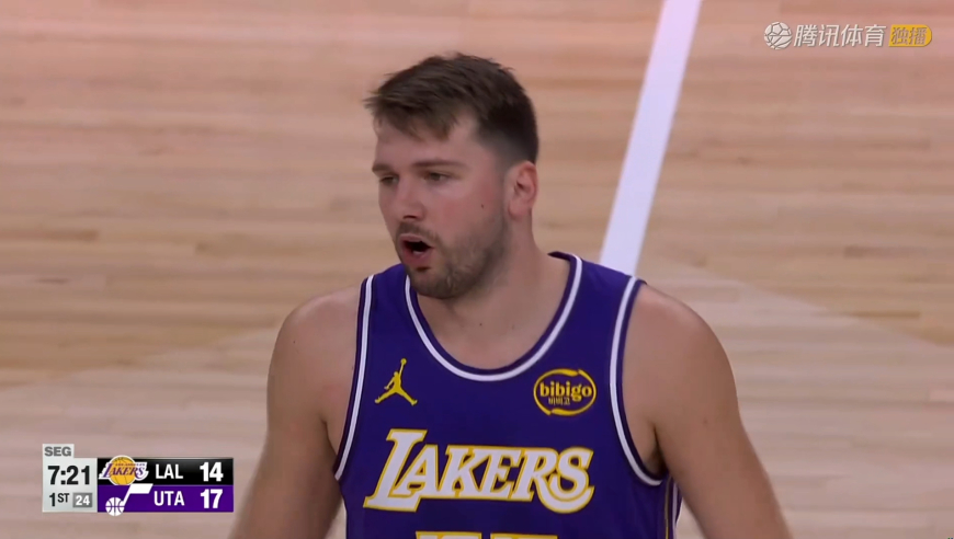 百分组合！东契奇弧顶撤步三分打进 随后击地妙传詹姆斯上篮打进