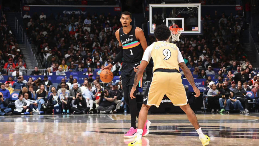 文班亚马14+12集锦：依旧替补只打三节 肘击裁判一幕太搞笑