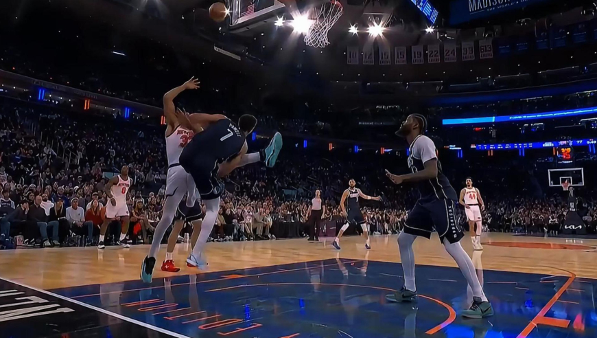 互相伤害！尼克斯唐斯与独行侠鲍威尔仅30秒时间互相攻击对方要害