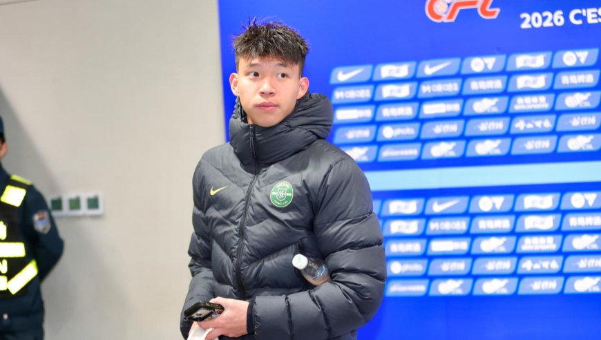 不开心！王钰栋赛后采访不耐烦引热议，回答一个问题后黑脸离开