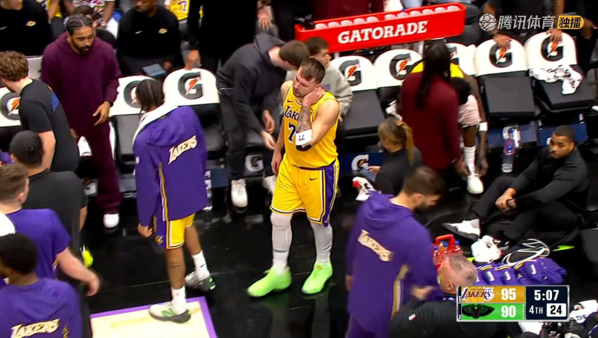 还好无碍！东契奇重摔倒地返回更衣室 捂着脖子回来又继续坚持比赛