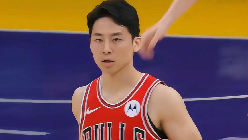 夸张！湖人詹姆斯连送助攻 河村勇辉强投詹姆斯再砸板助攻展开对轰