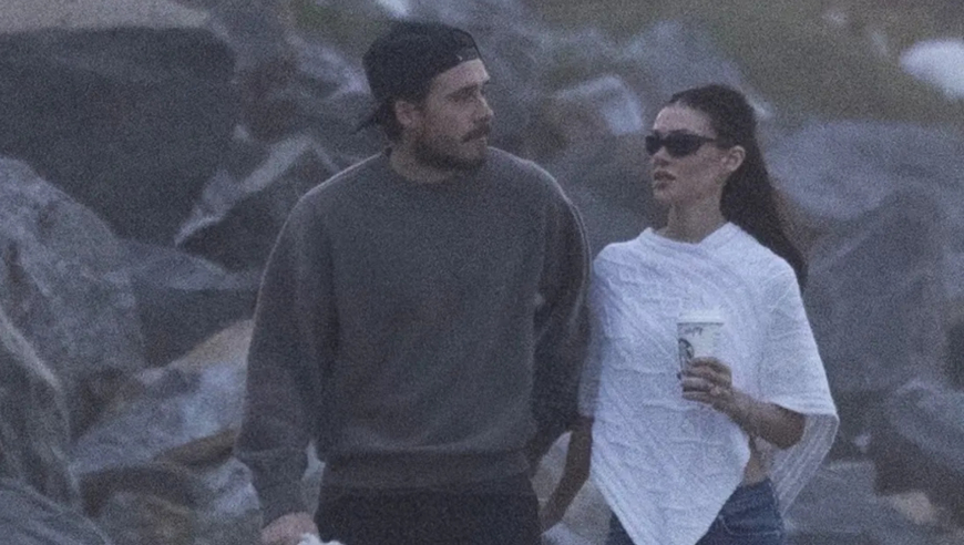 贝克汉姆长子控诉父母后现身，与妻子海边散步心情不错，丝毫未受风波影响