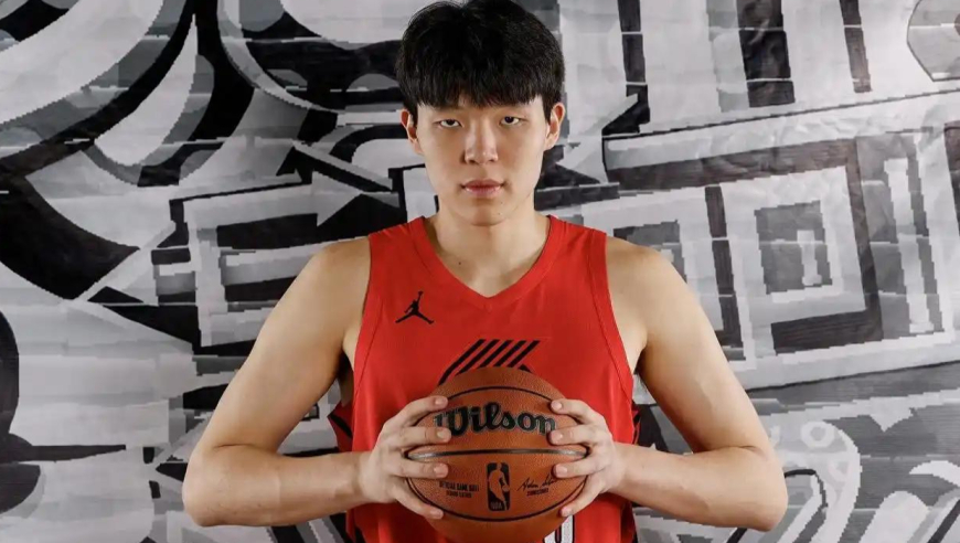 太霸气！杨瀚森晃飞防守者就是要劈扣 可惜扣飞但仍造成犯规