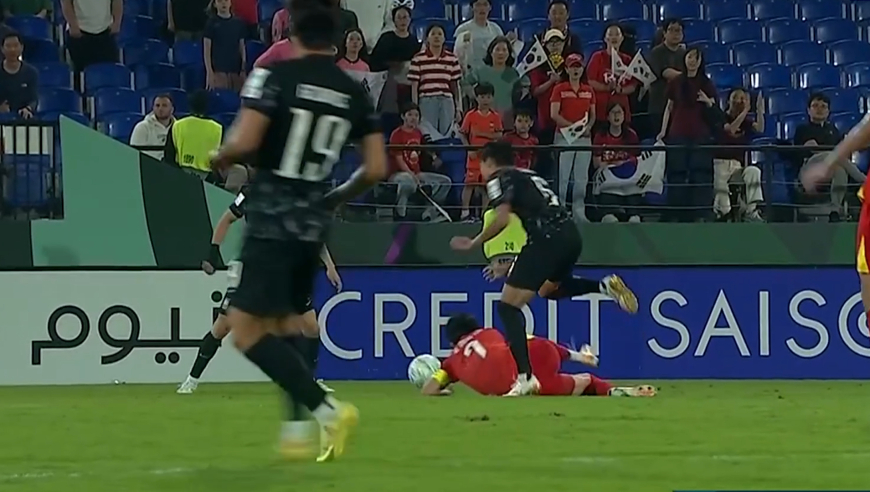 越南U23连续两场染红：头号球星阮庭北铲球，鞋钉直踹对手小腿迎面骨