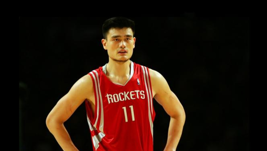 姚明生涯十佳球：大秀梦幻脚步 隔扣莫宁到底谁是硬汉