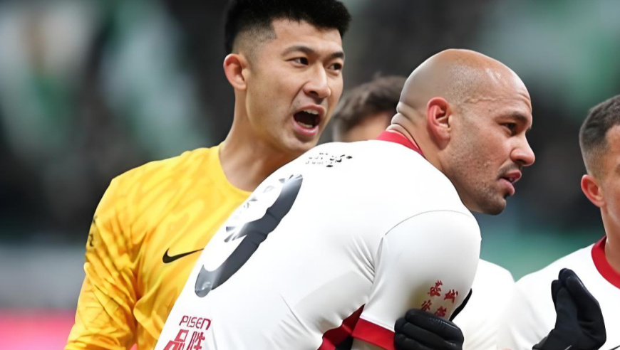 成都纸糊防线丢第三球，门前三人原地杵，日本劲旅瞄着传中助攻