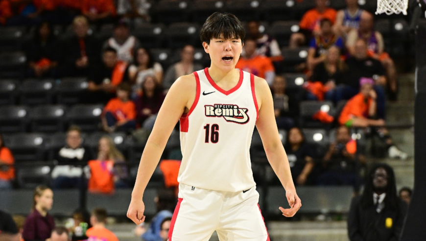 杨瀚森神仙妙传被队友浪费 篮下连续送上封盖擎天一柱