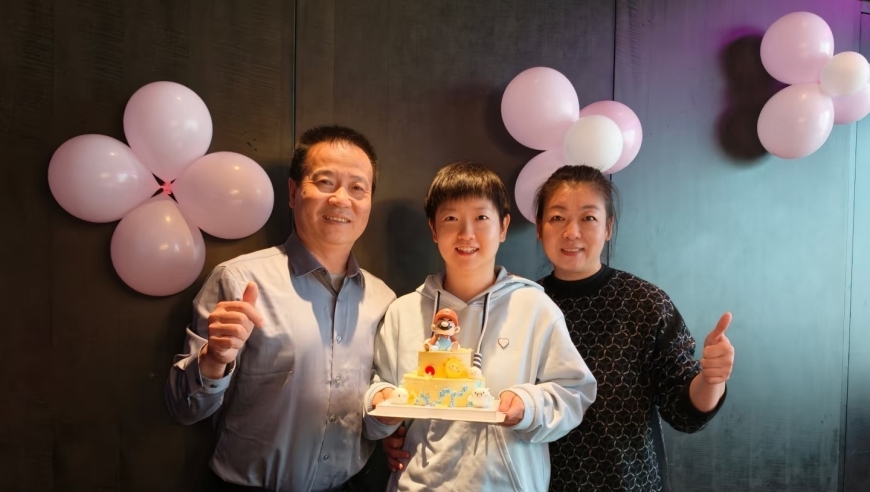 孙颖莎过生日曝光！吃长寿面+父母现身，23岁国乒第一美女合影抢镜