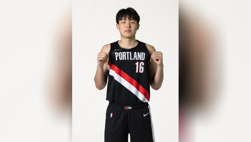 终于来了！杨瀚森勾手扣篮热热身 季前赛首秀将替补出战勇士