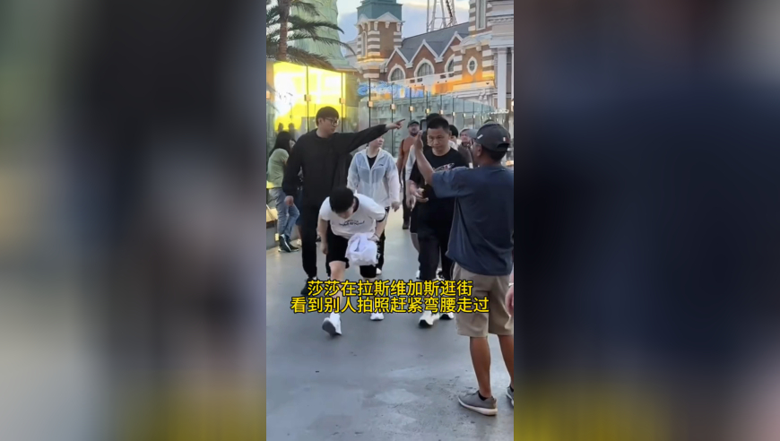 孙颖莎在美国逛街，见外国人拍照弯腰走过，华人提醒王曼昱危险注意安全