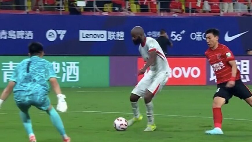 记者：兰克尔踢成都前夜溜去深圳见女友，次日回来裤裆有血