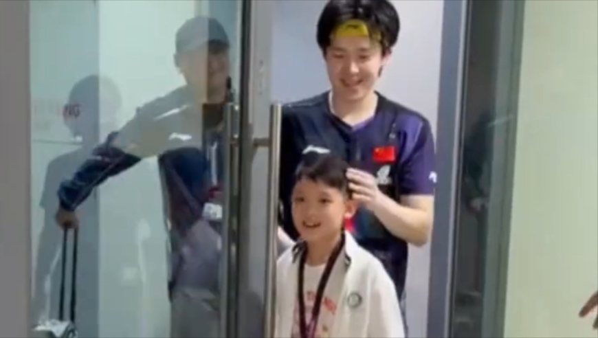 王皓小儿子有多喜欢王楚钦？被摸头幸福极了，紧盯偶像采访太认真