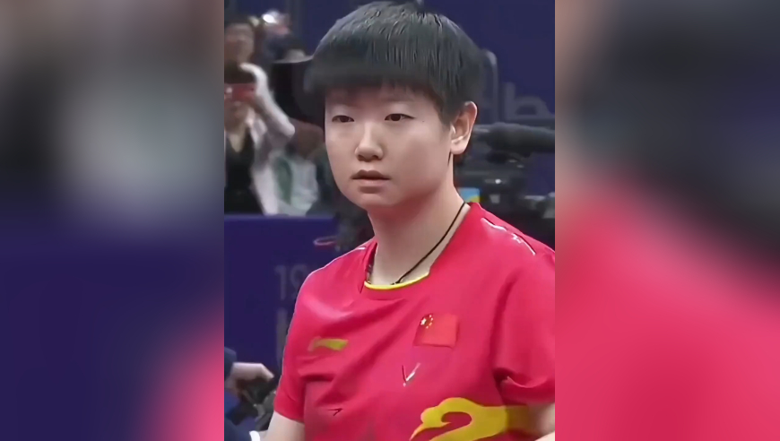 体坛记忆｜孙颖莎最炸裂一球！45拍史诗级对轰打崩对手，国乒全队起立鼓掌