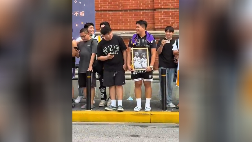 中国行被黑惨了！球迷骂完詹姆斯骂品牌方 还有人端着老詹黑白照