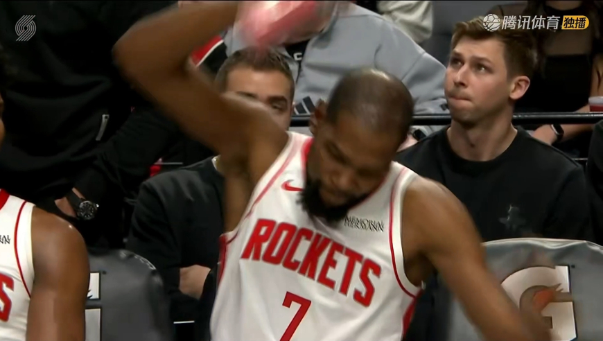 单日两巨星暴怒：关键时刻送三罚 杜兰特怒摔水瓶东契奇6犯摔护腕