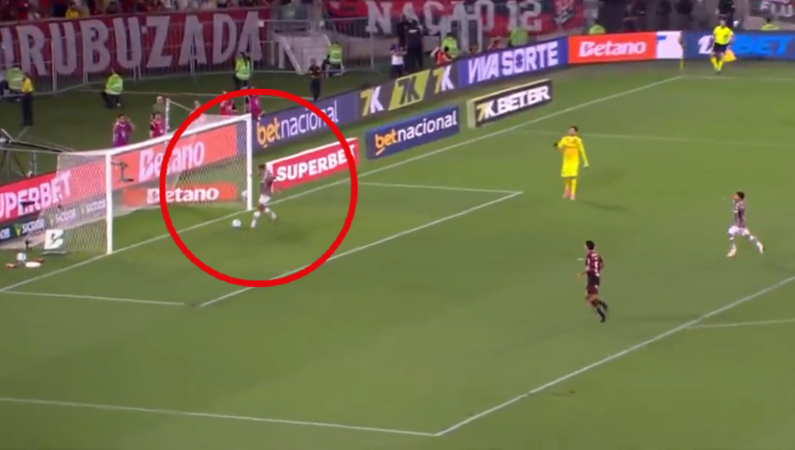 菜还是假！巴甲门将秀花活停球离脚送大礼，对手抢断面对生涯最大空门好礼不言谢