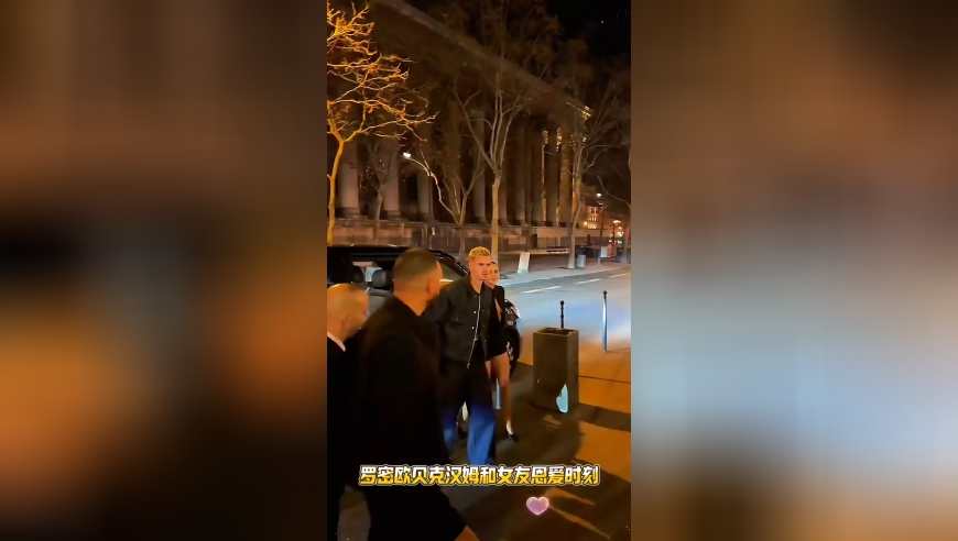 贝克汉姆二儿子罗密欧和女友恩爱时刻，两人身材真好