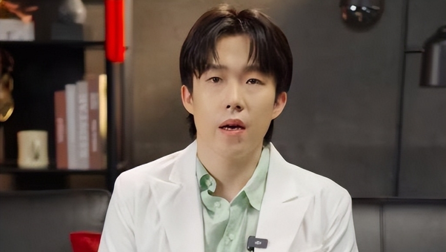 男人的天敌？王楚钦穿衬衫也把扣子扣岔了 积分破万比肩女单大魔王