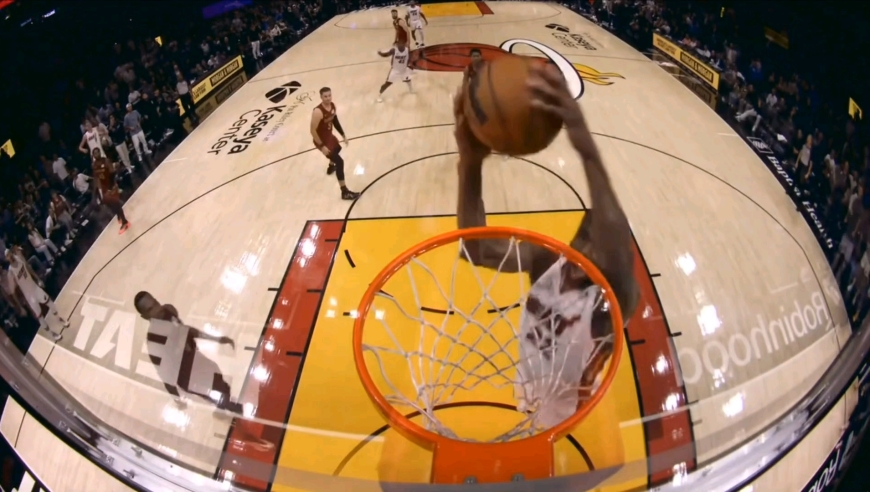 紧张到窒息！慢镜还原维金斯0.4秒暴扣绝杀骑士，全队沸腾庆祝