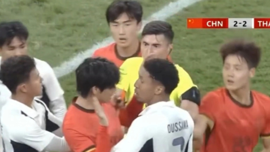 U23国足和泰国队冲突！互相推搡，中国球员倒地，裁判连出2红牌