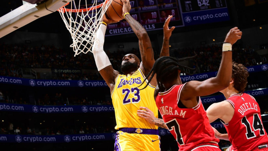 两记炸扣嗨翻全场！詹姆斯砍18分7板7助：41岁还能客串中锋