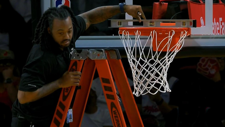篮筐扣歪了？独行侠热火下半场被迫暂停 工作人员拿梯子修篮筐