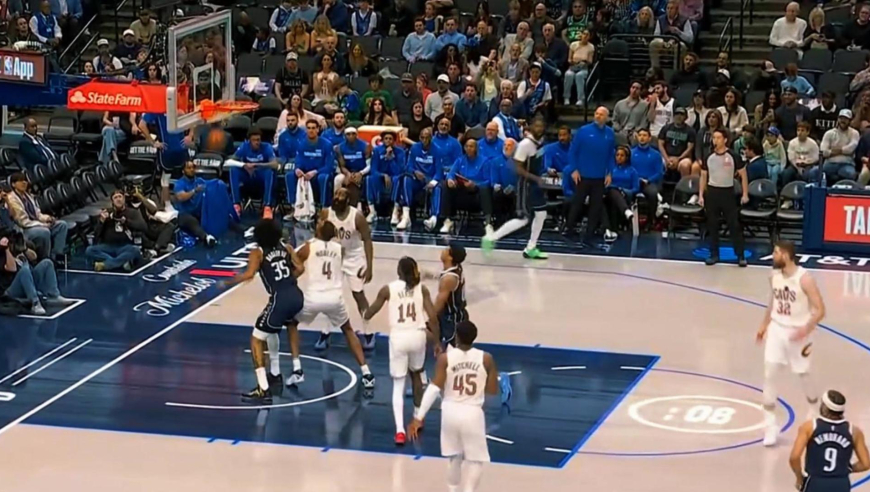 对轰！哈登连续上篮再送助攻 骑士独行侠半场归来三分钟对轰19分