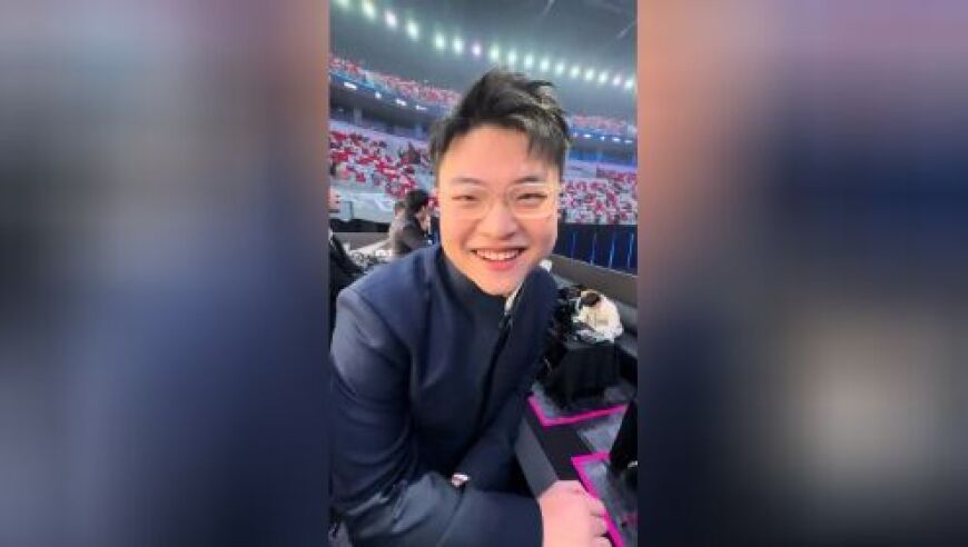 又“偷”奖杯，Uzi调侃：一会儿谁夺冠了，我也要上去看一眼