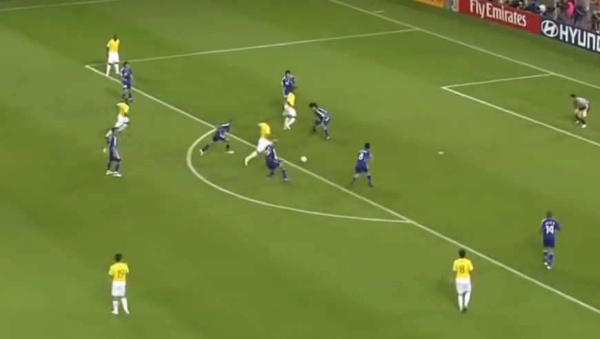 罗纳尔多追平世界杯进球纪录，巨星云集的巴西队小组第三轮大胜日本｜体坛记忆