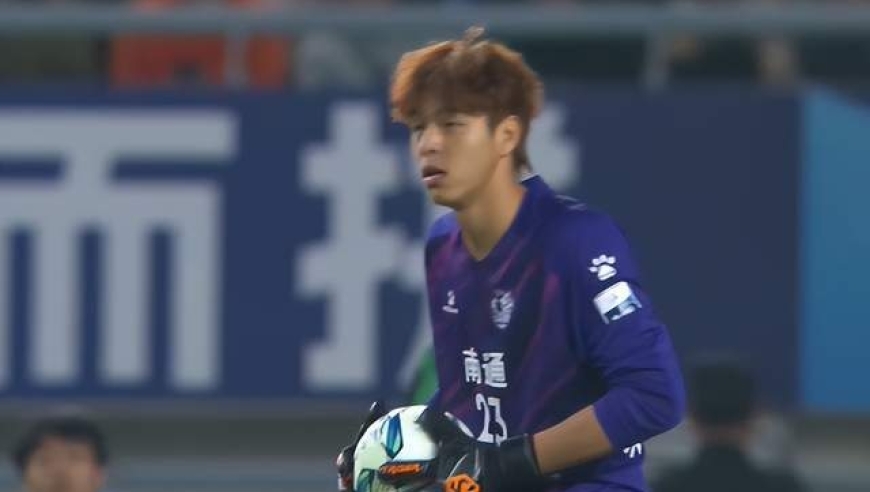 6万人见证苏超冠军诞生！泰州队一黑到底：3场点球大战封王