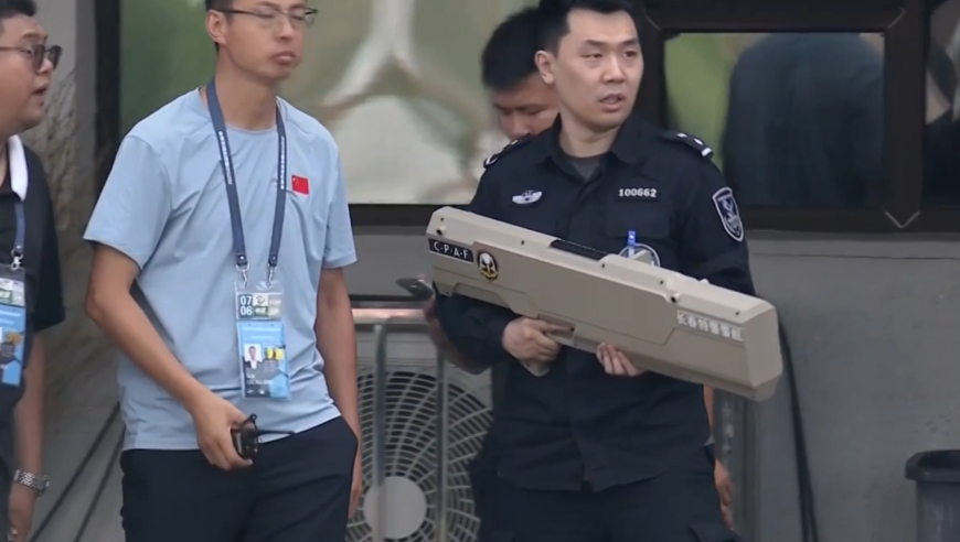 中超赛场闯入无人机！裁判纷纷抬头观望，安保人员立刻实施反制