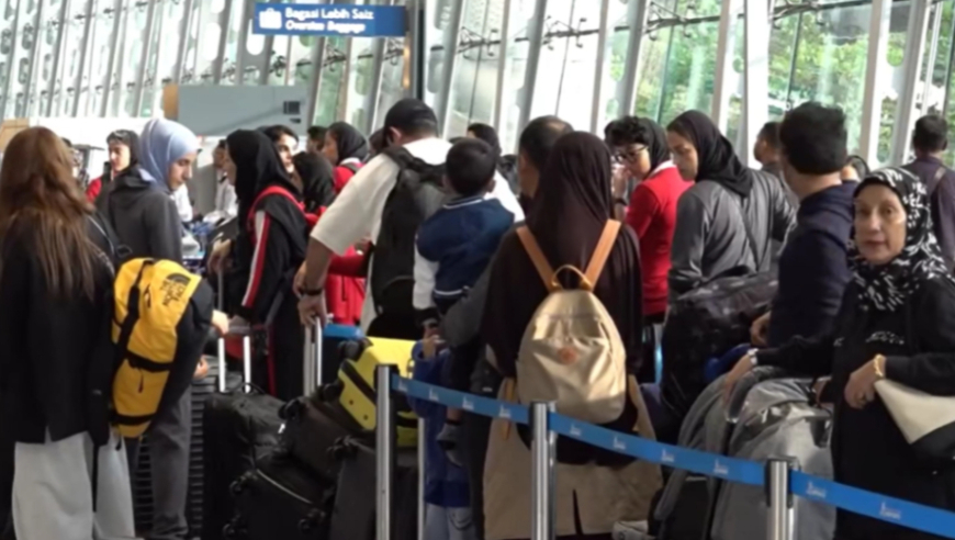 伊朗女足回国后怒撕澳洲，澳洲调国歌+撞大巴+3万美元利诱