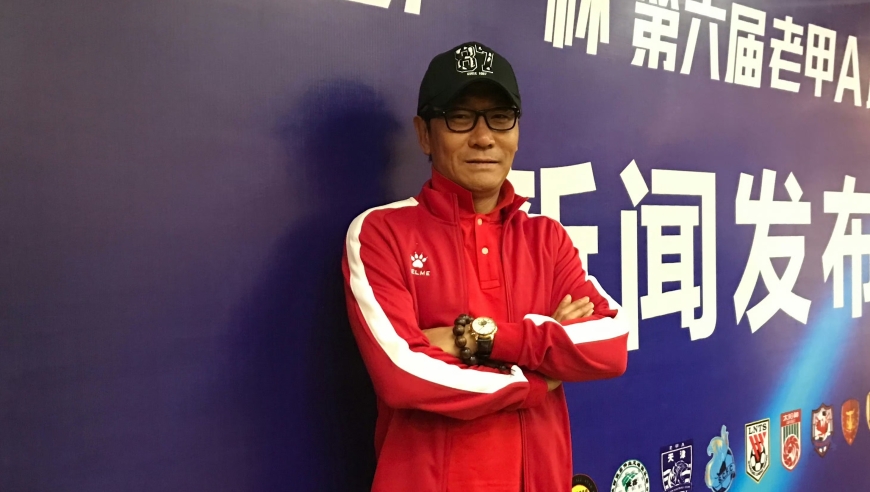 高峰和李章洙重聚邀对方喝酒，辟谣一晚喝68听：是四个人喝的