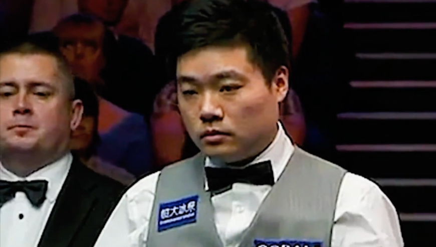 四米长台怒飙极限翻袋！丁俊晖与怀特抢黑数，观众尖叫不断｜体坛记忆