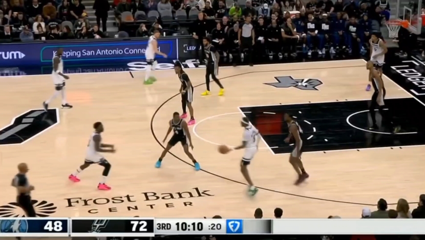 森林狼大比分落后 爱德华兹带队不断缩小分差 回顾森林狼对阵马刺第三节，看森林狼如何力挽狂澜