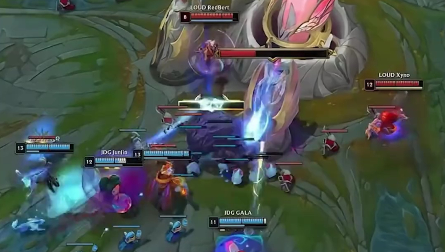 JDG 30LYON的先锋赛最快BO5纪录！GALA遭遇现场串子，赛后还给GALA塞吃的，在外一定要保护好自己