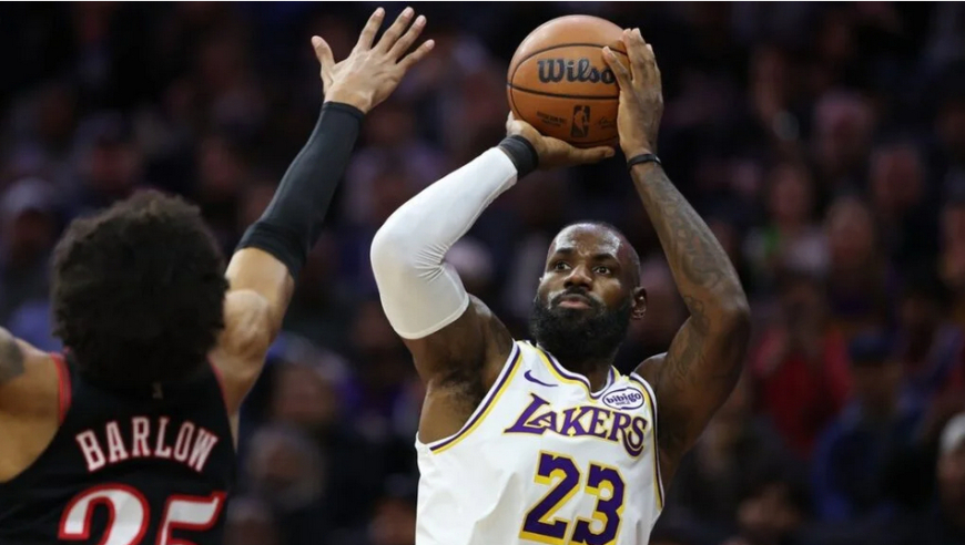 谁说詹姆斯霸占球权？深度解析：他如何用“无球”接管比赛