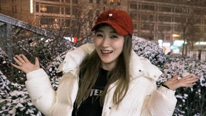 刘诗雯分享北京初雪美照，穿白色长裤羽绒服，一颦一笑甜美动人