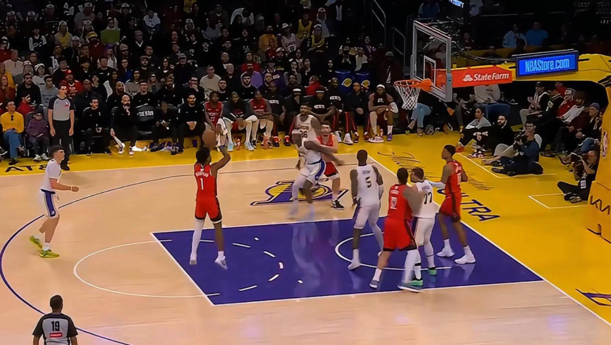 太难了！湖人找回手感外线接连命中 但火箭阿门小贾冲垮湖人防线