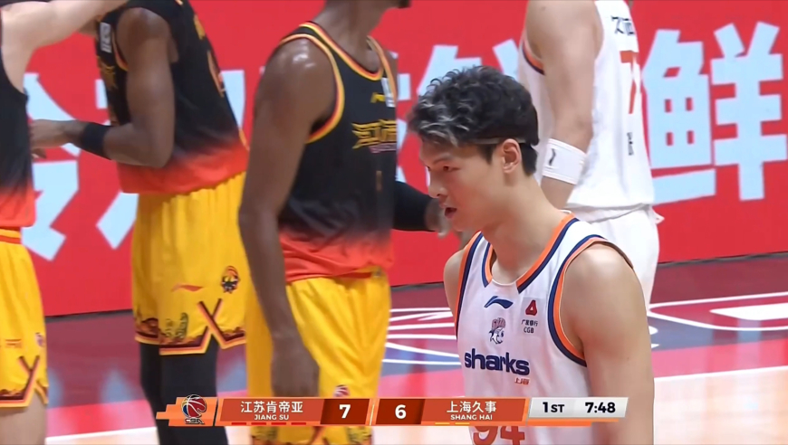 上来动作就这么大？王哲林抢断一条龙准备反击 贾尔斯直接犯规领违体