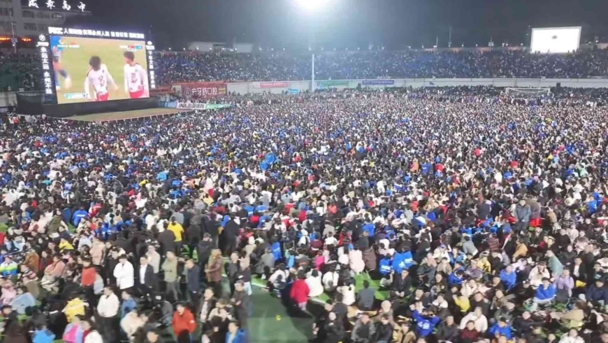 没比赛却有超四万球迷！湘超永州体育场上演震撼画面，职业足坛都罕见