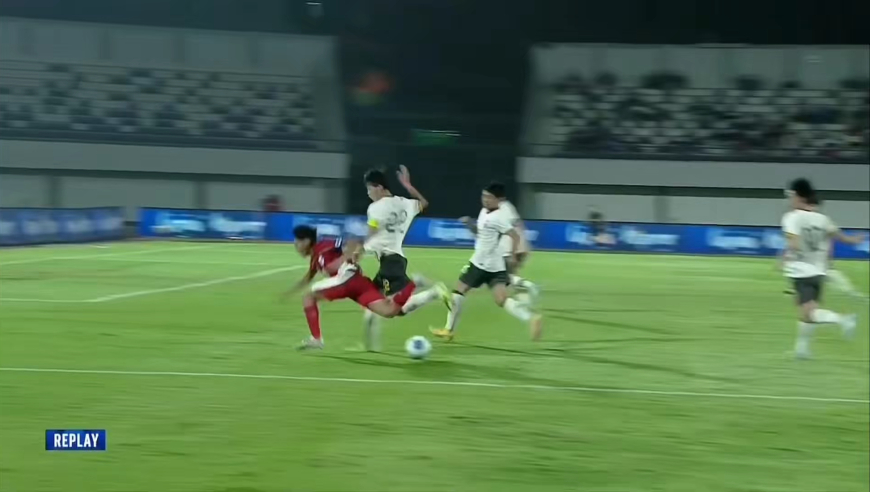 太鲁莽！回看印尼扳平全过程：U17国足李钧鹏送角球又拉人送点