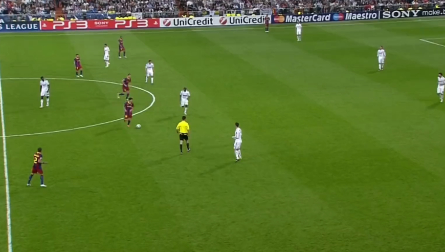 欧冠半决赛，巴萨对阵皇马，梅西千里走单骑上演过五关斩六将｜体坛记忆